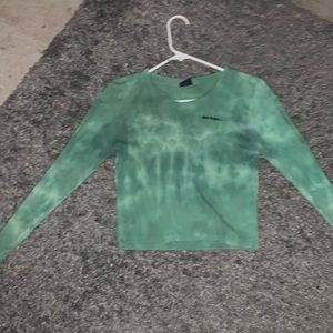Slight tie-dye green long sleeve crop top